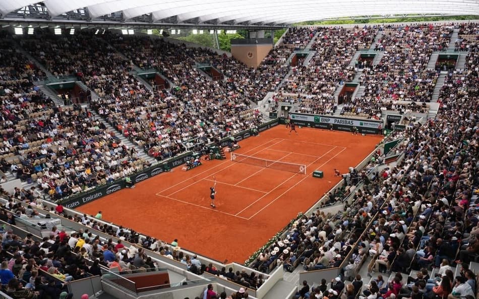Vista da quadra Suzanne-Lenglen, uma das principais em Roland Garros (Foto: Dimitar DILKOFF / AFP)
