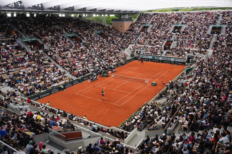 Vista da quadra Suzanne-Lenglen, uma das principais em Roland Garros (Foto: Dimitar DILKOFF / AFP)