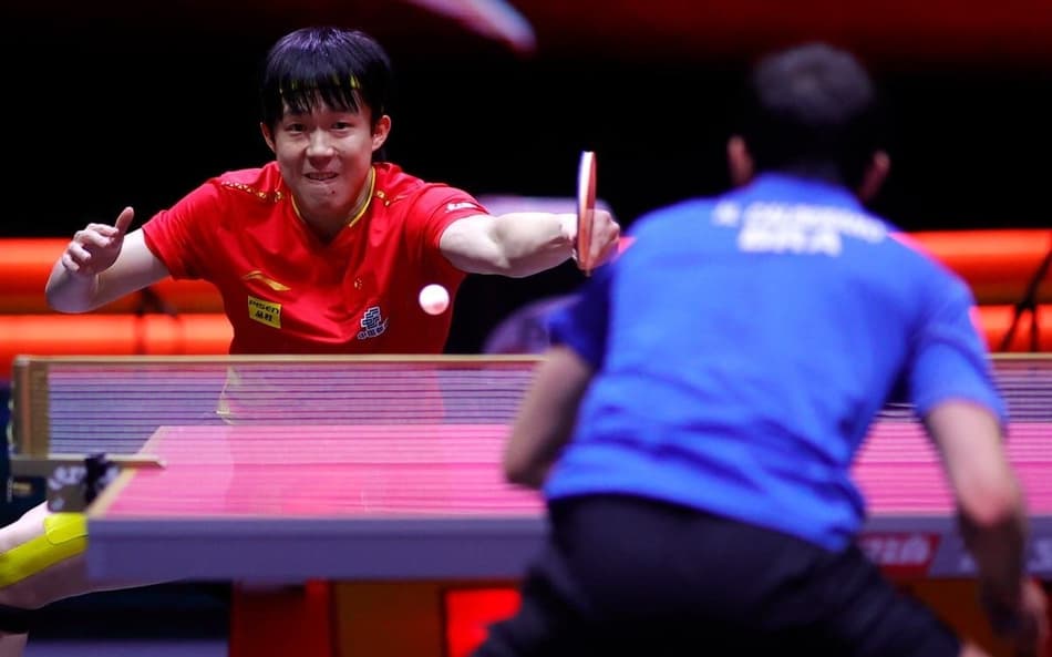 Chinês Wang Chuqin devolve a bola na vitória sobre o brasileiro Hugo Calderano na final do Mundial do Catar