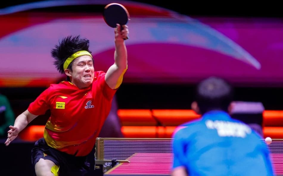 ChinÊs Wang Chuqin na vitória sobre o brasileiro Hugo Calderano na final do Mundial de Doha (Foto: Karim JAAFAR / AFP)