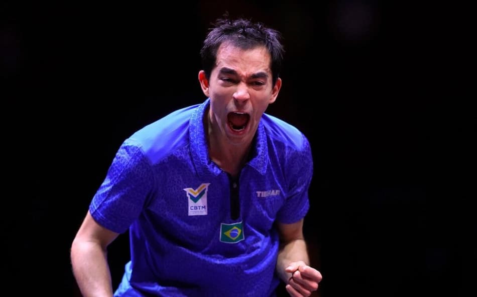 Hugo Calderano comemora ponto na final do Mundial, contra o chinês Wang Chuqin, em Doha (Foto: Karim JAAFAR / AFP)