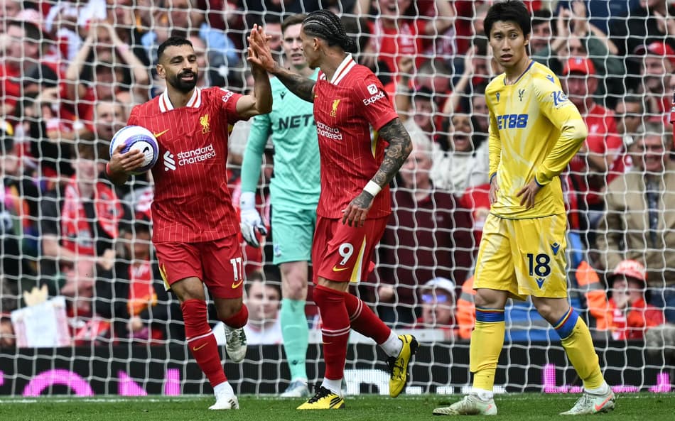 Salah comemora gol que deu o recorde a ele em partida entre Liverpool e Crystal Palace (Foto: Paul Ellis/AFP)