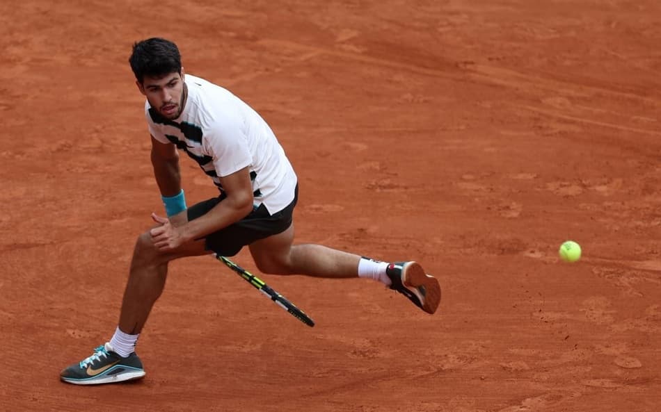 O espanhol Carlos Alcaraz acerta uma grand-willy na vitória sobre Giulio Zeppieri em Roland Garros