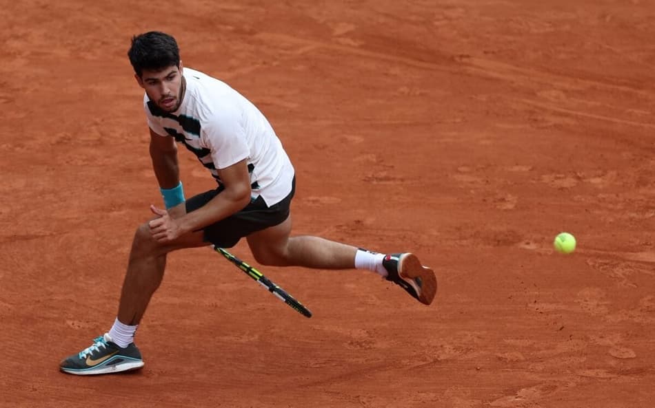 O espanhol Carlos Alcaraz acerta uma grand-willy na vitória sobre Giulio Zeppieri em Roland Garros