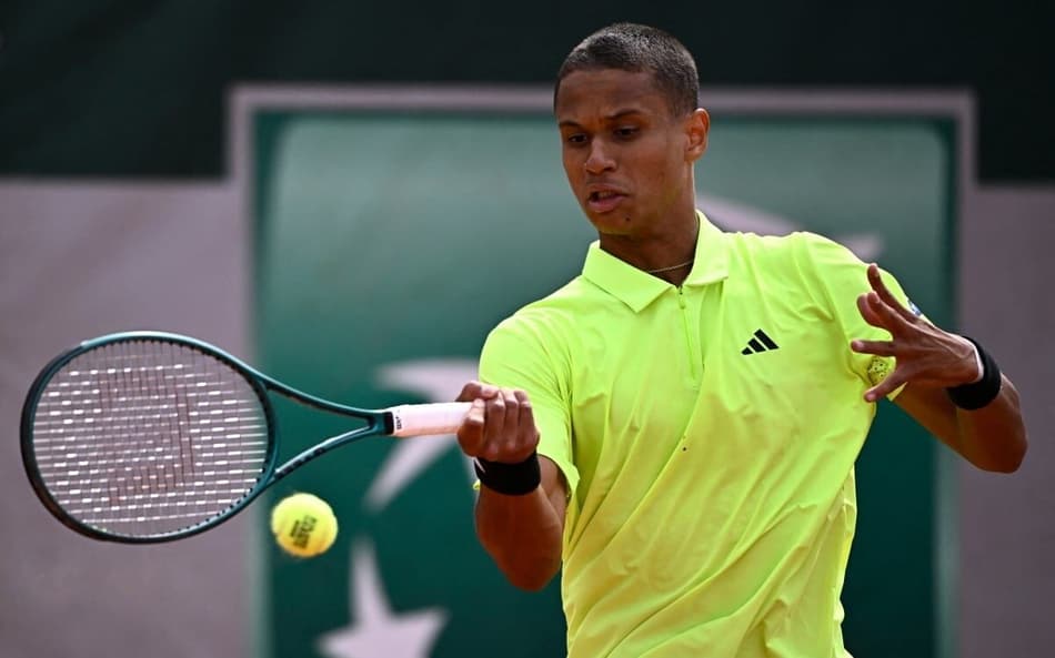 Canadense Gabriel Diallo derrota Francisco Cerundolo em Roland Garros (Foto: JULIEN DE ROSA / AFP)