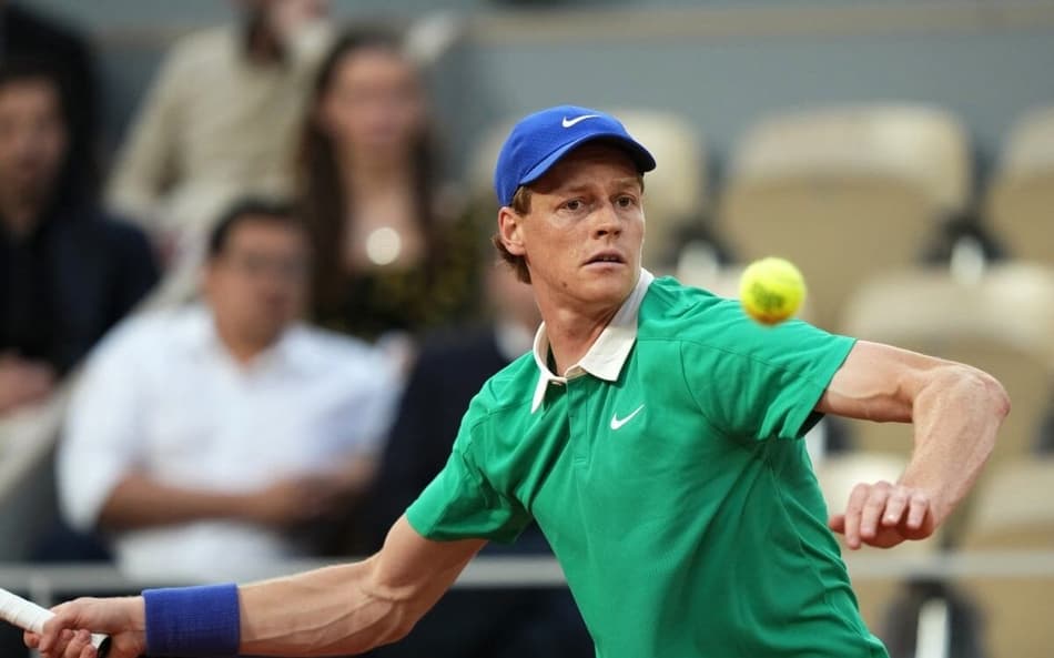 O italiano Jannik Sinner na vitória na estreia em Roland Garros, contra o anfitrião Arthur Rinderknech (Foto: Dimitar DILKOFF / AFP)