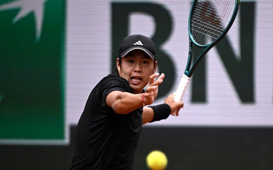 Americano Learner Tien cai na estreia de Roland Garros para o alemão Alexander Zverev (Foto: JULIEN DE ROSA / AFP)