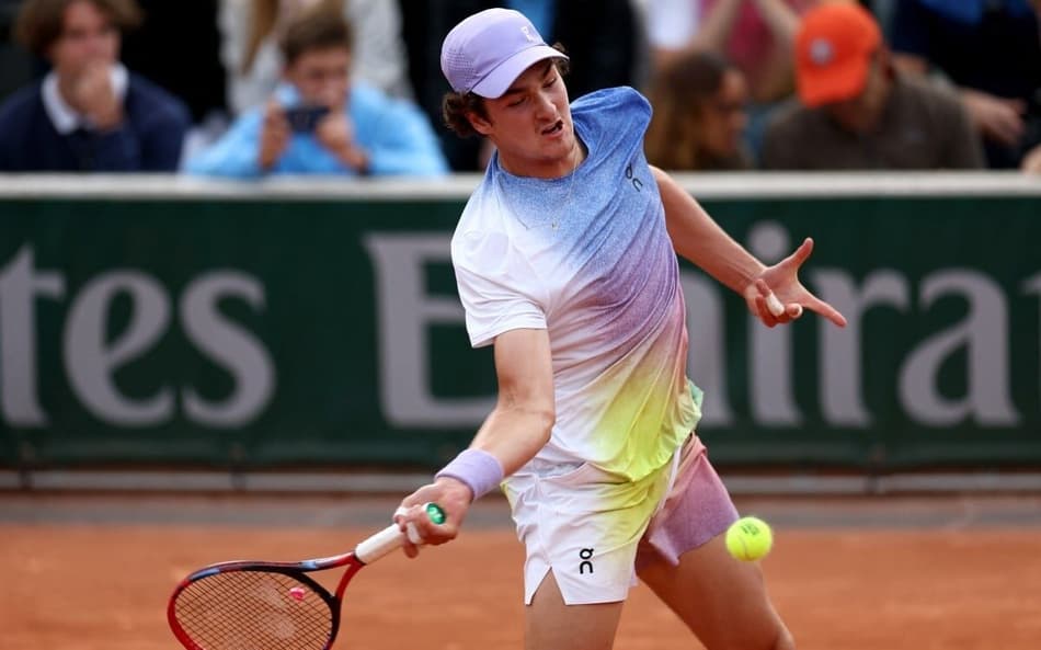 João Fonseca na vitória sobre o polonês Hubert Hurkacz em Roland Garros (Foto: Franck FIFE / AFP)