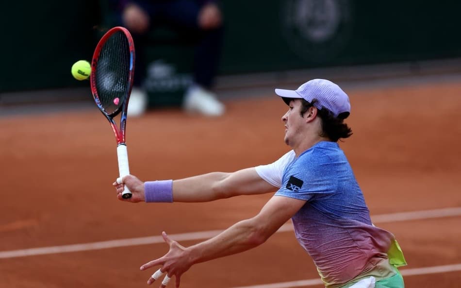 João Fonseca voleia na partida contra o o polonês Hubert Hurkacz em Roland Garros (Foto: Franck FIFE / AFP)