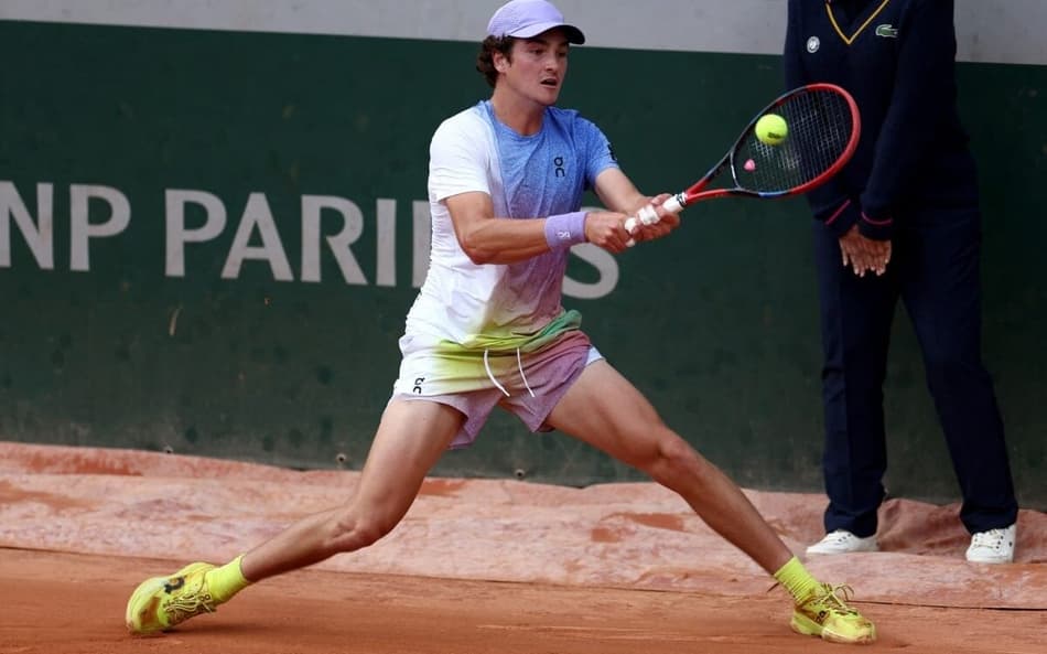 João Fonseca na vitória sobre o polonês Hubert Hurkacz em Roland Garros (Foto: Franck FIFE / AFP)