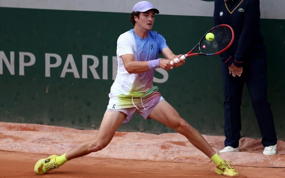 João Fonseca na vitória sobre o polonês Hubert Hurkacz em Roland Garros (Foto: Franck FIFE / AFP)