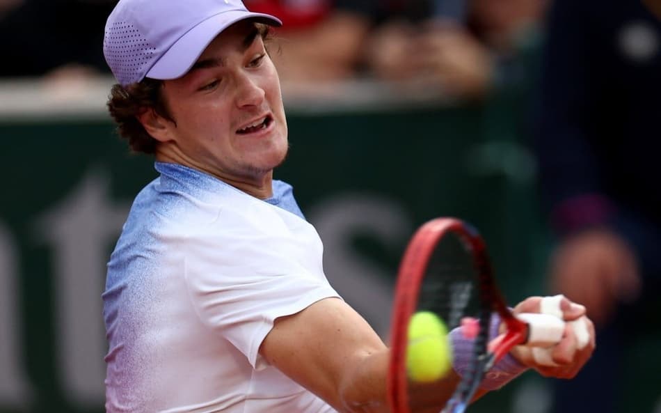 João Fonseca na vitória sobre o polonês Hubert Hurkacz em Roland Garros (Foto: Franck FIFE / AFP)