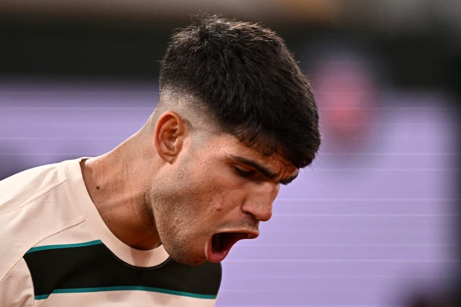 O espanhol Carlos Alcaraz na vitória sobre o húngaro Fabian Marozsan em Roland Garros (Foto: JULIEN DE ROSA / AFP)