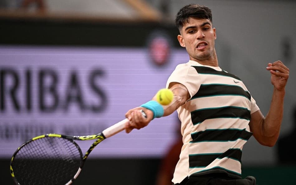 O espanhol Carlos Alcaraz na vitória sobre o húngaro Fabian Marozsan em Roland Garros (Foto: JULIEN DE ROSA / AFP)