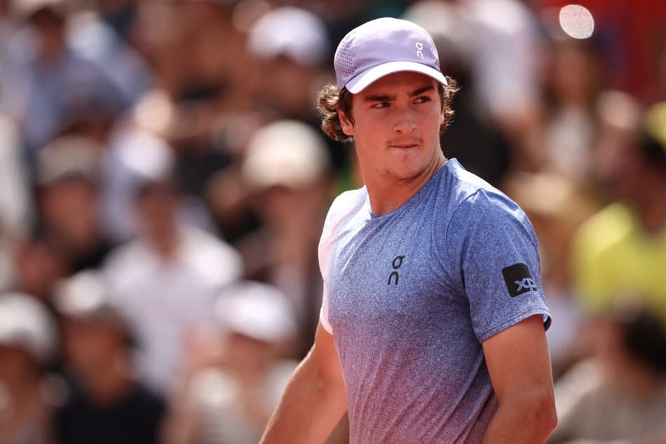 João Fonseca na partida contra o francês Pierre-Hugues Herbert em Roland Garros (Photo by Anne-Christine POUJOULAT / AFP)