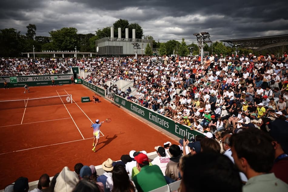 Roland Garros lotada para o jogo entre João Fonseca e o francês Pierre-Hugues Herbert (Foto: Anne-Christine POUJOULAT / AFP)
