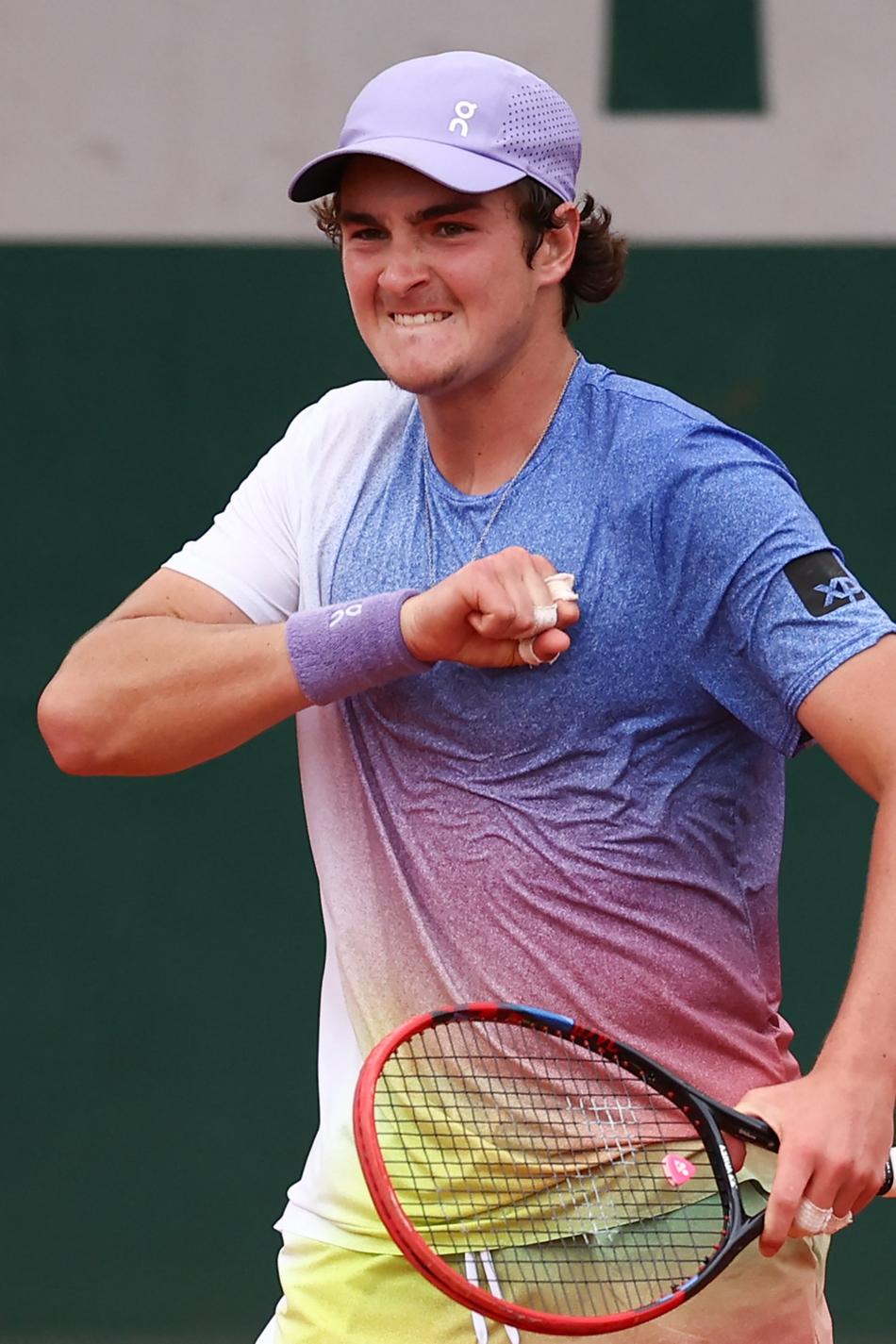 João Fonseca vence Pierre-Hugues Herbert e avança em Roland Garros (Foto: Anne-Christine POUJOULAT / AFP)