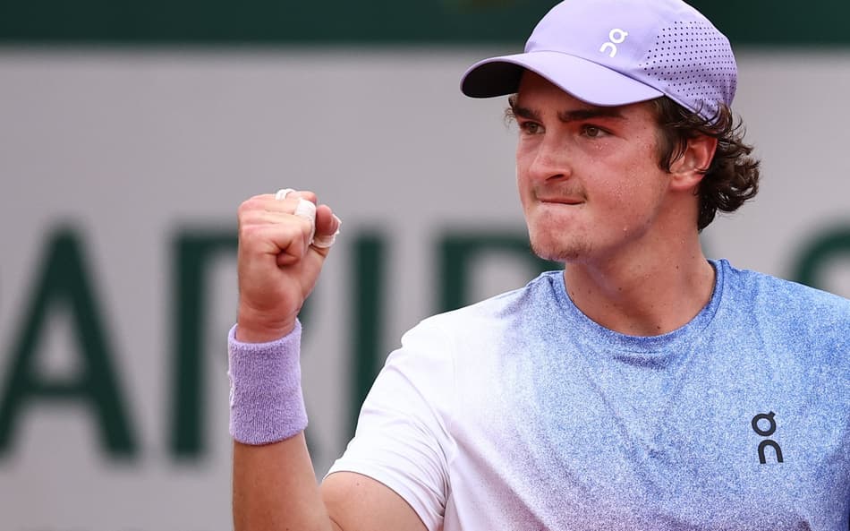 João Fonseca vence Pierre-Hugues Herbert e avança em Roland Garros (Foto: Anne-Christine POUJOULAT / AFP)