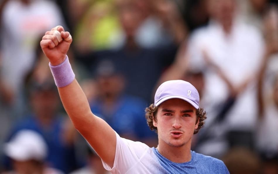 João Fonseca comemora a vitória sobre o francês Pierre-Hugues Herbert em Roland Garros (Foto: Anne-Christine POUJOULAT / AFP)