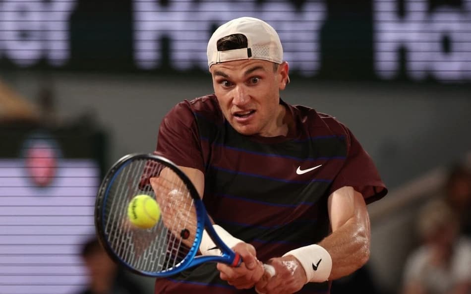O britânico Jack Draper na vitória sobre o francês Gael Monfils em Roland Garros (Foto: Alain JOCARD / AFP)