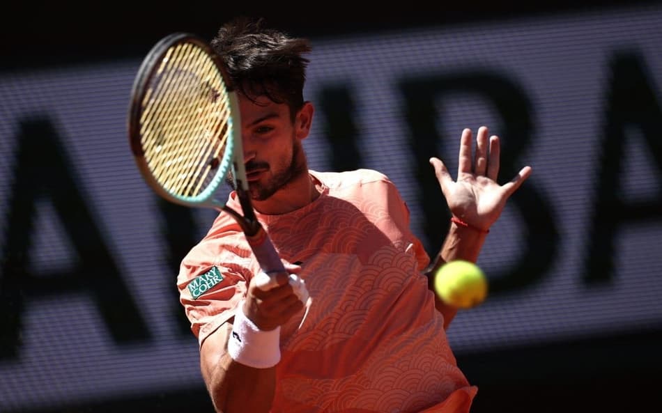 O argentino Mariano Navone na derrota para o italiano Lorenzo Musetti em Roland Garros (Foto: Anne-Christine POUJOULAT / AFP)
