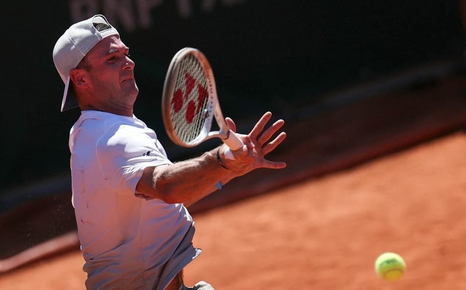 O americano Tommy Paul na vitória sobre o russo Karen Khachanov em Roland Garros (Foto: ALAIN JOCARD / AFP)