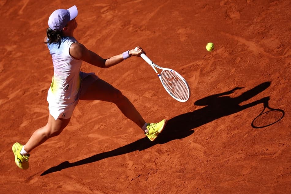 A polonesa Iga Swiatek na vitória sobre a romena Jaqueline Cristian em Roland Garros (Foto: Anne-Christine POUJOULAT / AFP)