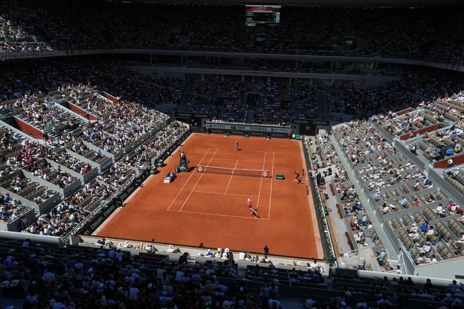 A quadra central de Roland Garros, Philippe Chatrier, na partida entre o dinamarquês Holger Rune e o francês Quentin Halys (Foto: Dimitar DILKOFF / AFP)