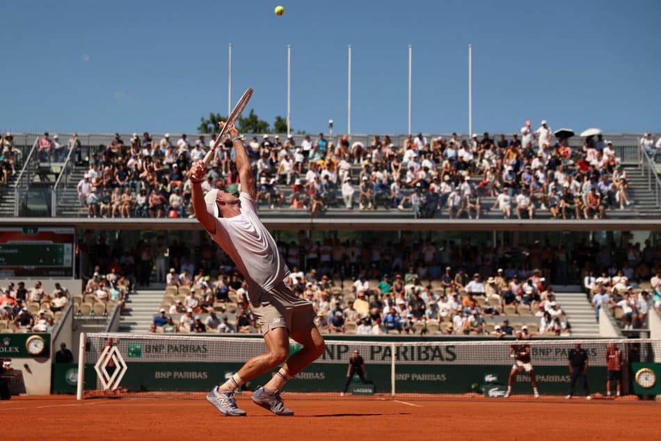 A quadra Simonne Mathieu na partida entre o americano Tommy Paul e o russo Karen Khachanov em Roland Garros (Foto: Alain JOCARD / AFP)
