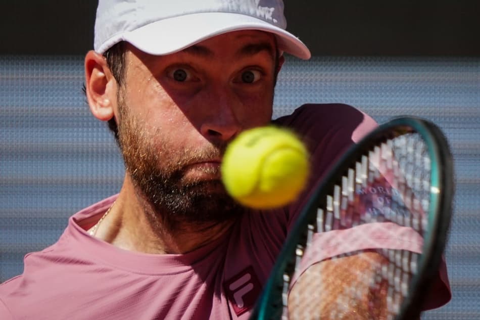 O francês Quentin Halys na derrota para o dinamarquês Holger Rune em Roland Garros (Foto: Dimitar DILKOFF / AFP)