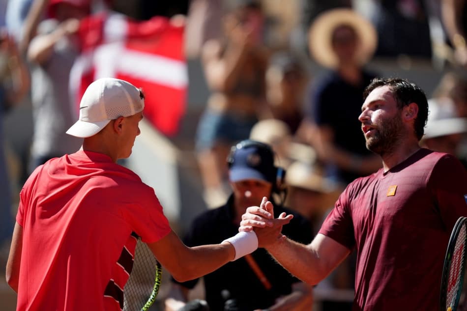 Holger Rune cumprimenta Quentin Halys em Roland Garros (Foto: Dimitar DILKOFF / AFP)