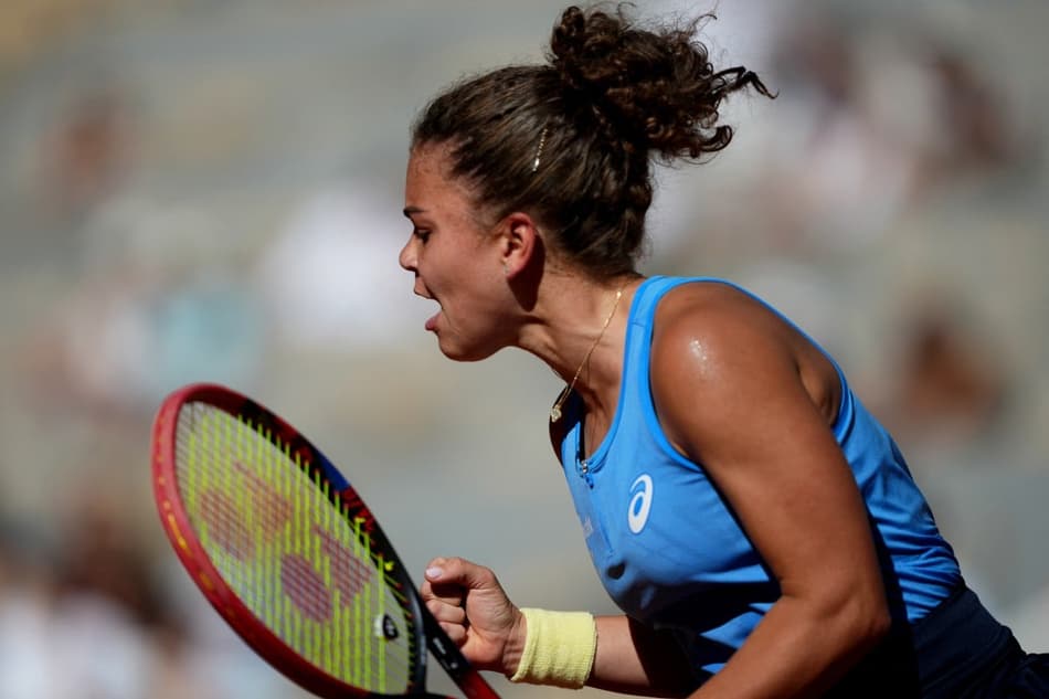 A italiana Jasmine Paolini comemora ponto na partida contra a ucraniana Yuliia Starodubtseva em Roland Garros (Foto: Dimitar DILKOFF / AFP)