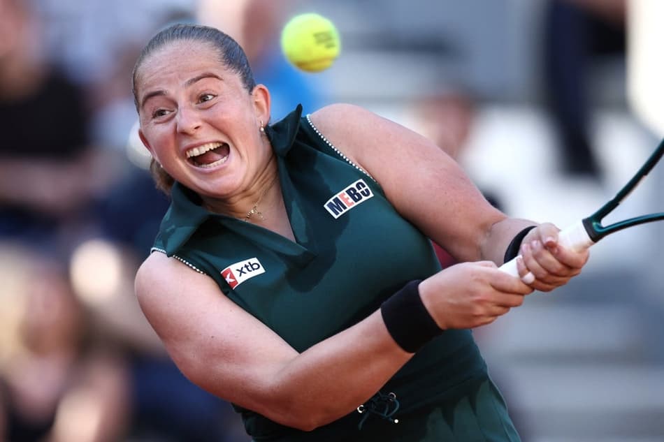 Ex-campeã, a letã Jelena Ostapenko na partida contra a cazaque Elena Rybakina em Roland Garros (Foto: Anne-Christine POUJOULAT / AFP)