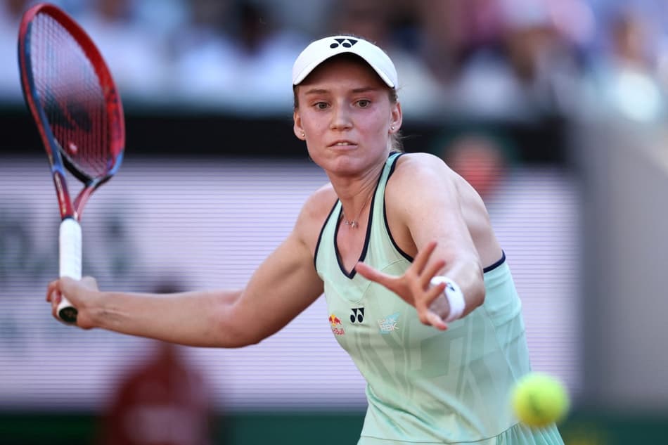 A cazaque Elena Rybakina na partida contra a letã Jelena Ostapenko em Roland Garros (Foto: Anne-Christine POUJOULAT / AFP)