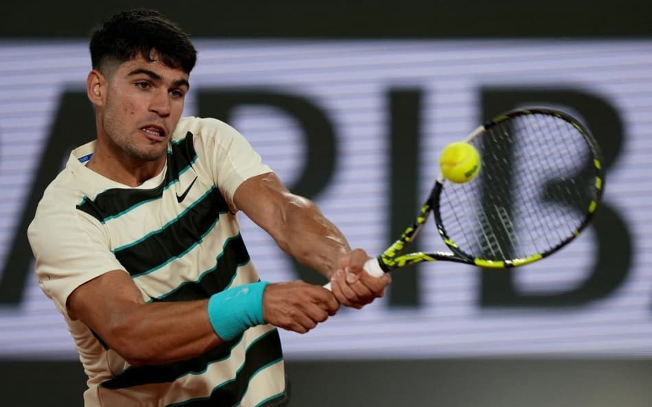 O espanhol Carlos Alcaraz na vitória sobre o bósnio Damir Dzumhur (Photo by Dimitar DILKOFF / AFP)