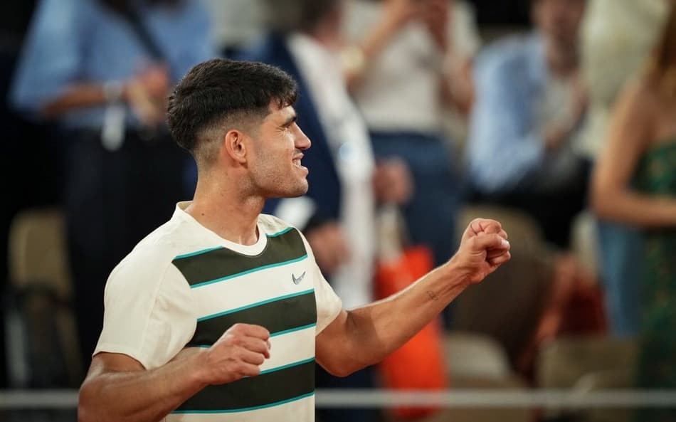 O espanhol Carlos Alcaraz comemora a vitória sobre o bósnio Damir Dzumhur (Foto: Dimitar DILKOFF / AFP)
