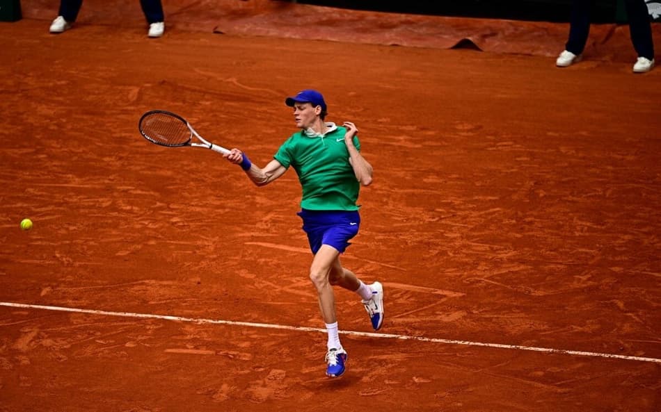 O italiano Jannik Sinner na vitória sobre o tcheco Jiri Lehecka em Roland Garros (Foto: JULIEN DE ROSA / AFP)