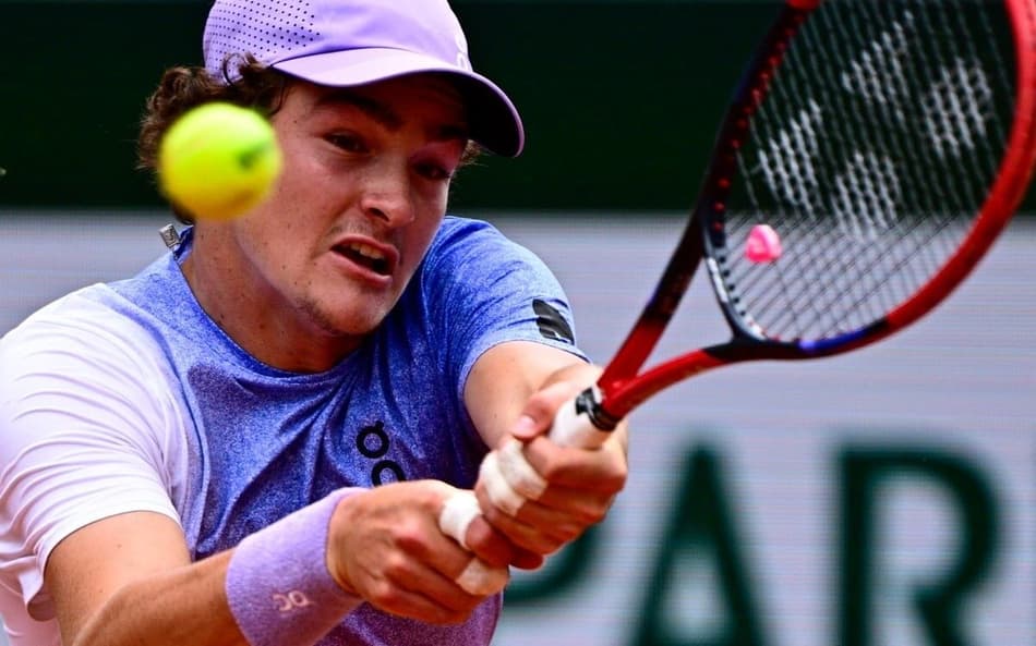 João Fonseca na partida contra o britânico Jack Draper em Roland Garros (Foto: JULIEN DE ROSA / AFP)