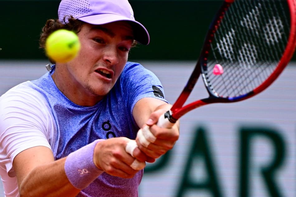 João Fonseca na partida contra o britânico Jack Draper em Roland Garros (Foto: JULIEN DE ROSA / AFP)