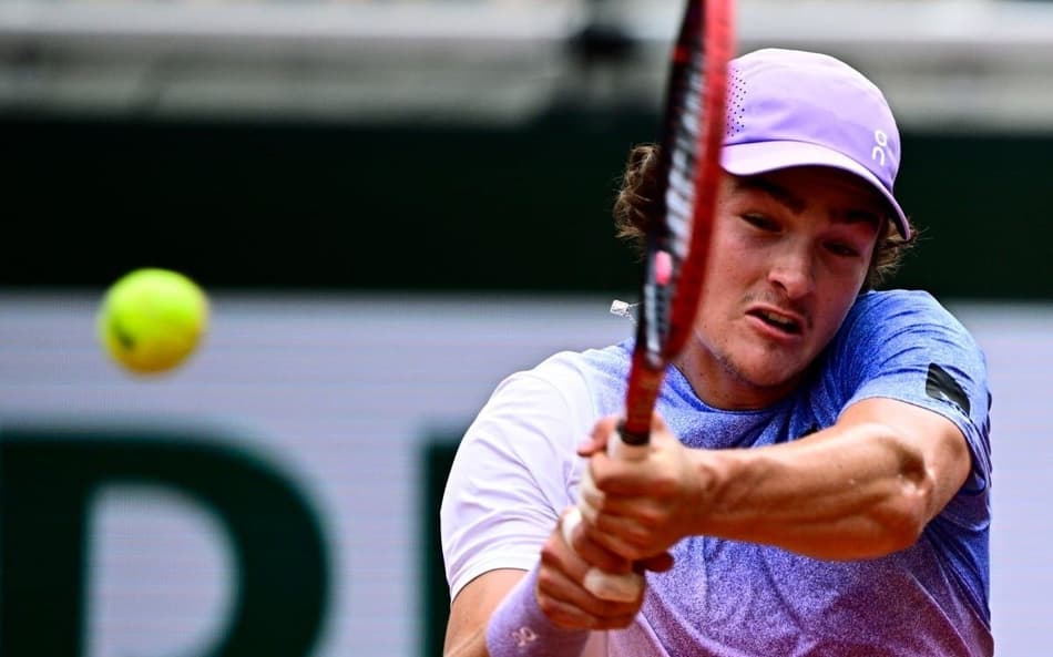 João Fonseca na partida contra o britânico Jack Draper em Roland Garros (Foto: JULIEN DE ROSA / AFP)