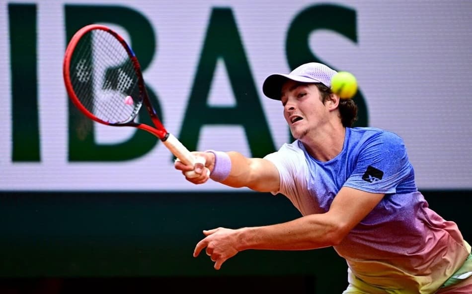 João Fonseca na partida contra o britânico Jack Draper em Roland Garros (Foto: JULIEN DE ROSA / AFP)