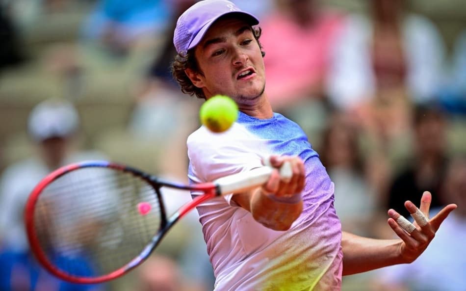 João Fonseca na derrota para o britânico Jack Draper em Roland Garros (Foto: JULIEN DE ROSA / AFP)