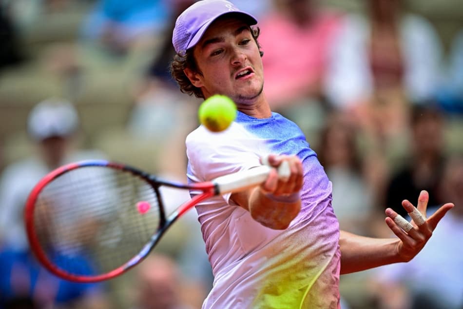 João Fonseca na partida contra o britânico Jack Draper em Roland Garros (Foto: JULIEN DE ROSA / AFP)