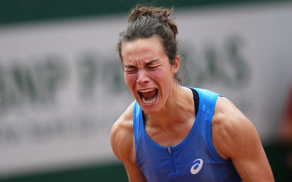 A emoção da francesa Lois Boisson na vitória contra a compatriota Elsa Jacquemot em Roland Garros (Foto: Dimitar DILKOFF / AFP)