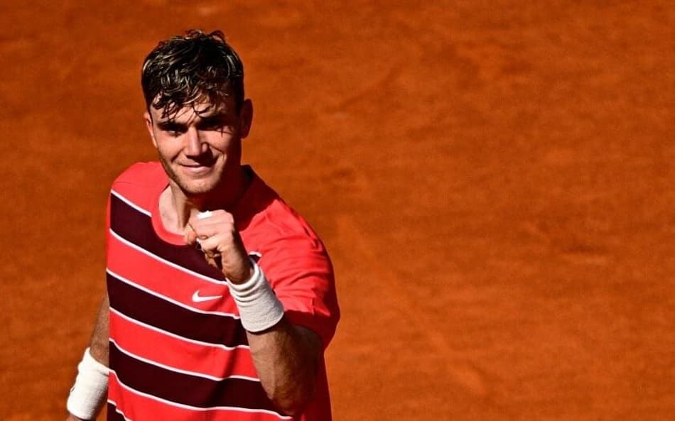 O britânico Jack Draper comemora mais uma vitória sobre João Fonseca (Foto: JULIEN DE ROSA / AFP)