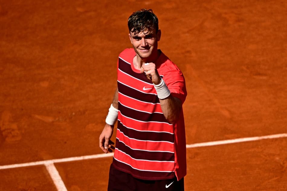 O britânico Jack Draper comemora a vitória sobre o brasileiro João Fonseca em Roland Garros (Foto: JULIEN DE ROSA / AFP)