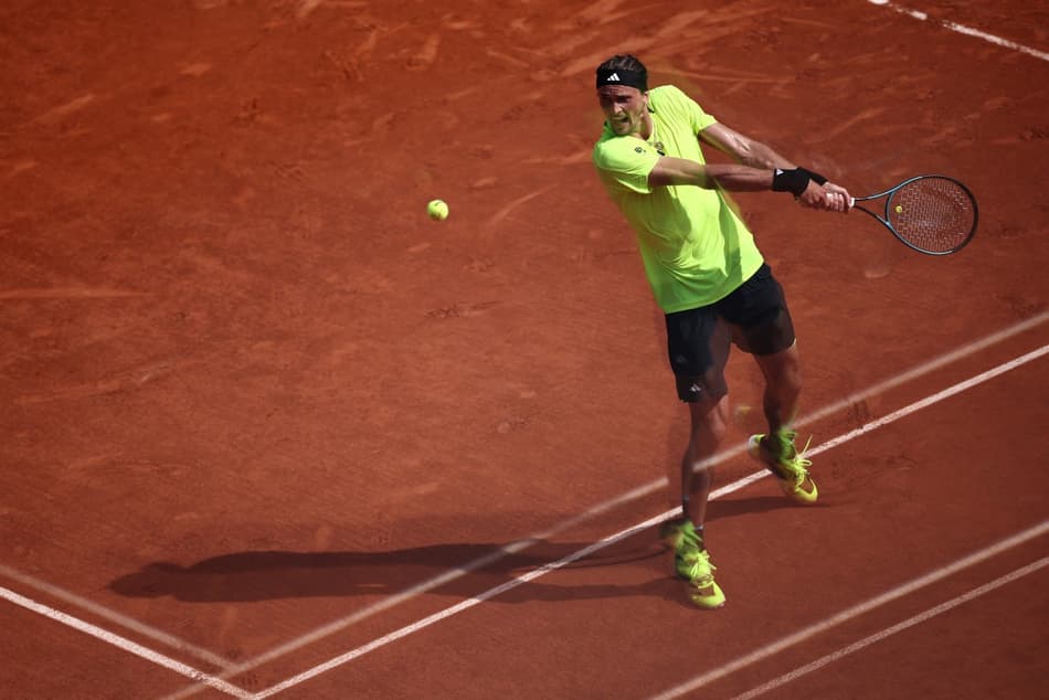 O alemão Alexander Zverev na vitória sobre o italiano Flavio Cobolli em Roland Garros (Foto: Anne-Christine POUJOULAT / AFP)