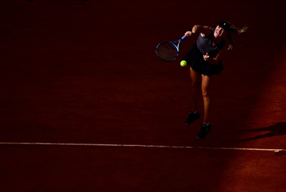 A americana Sofia Kenin saca no duelo com a compatriota Madison Keys em Roland Garros (Foto: JULIEN DE ROSA / AFP)