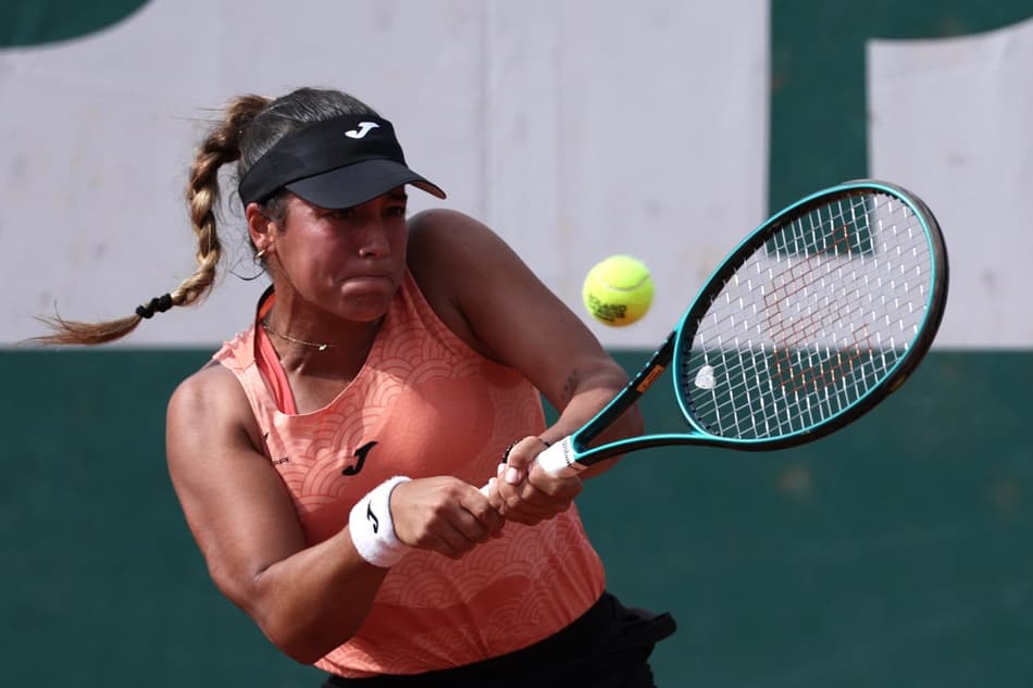 A espanhola Jessica Bouzas Maneiro devolve de backhand contra a americana Hailey Baptiste (Foto: ALAIN JOCARD / AFP)