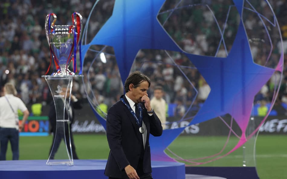 Simone Inzaghi de cabeça baixa após derrota da Inter de Milão na Champions